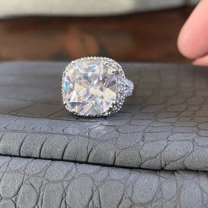 Premier Designs “Divalicious” Faux Diamond Halo style Ring